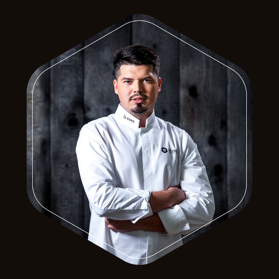Chef Ionuț Antohi, în tunică albă, cu brațele încrucișate