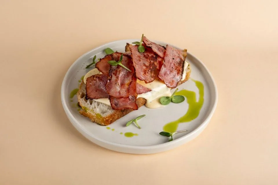 Benedict cu bacon și sos olandez
