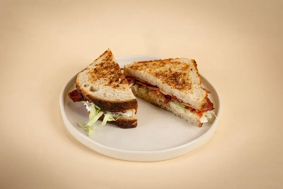 Sandwich BLT pe pâine cu maia