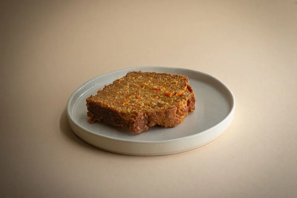 Felie de carrot cake