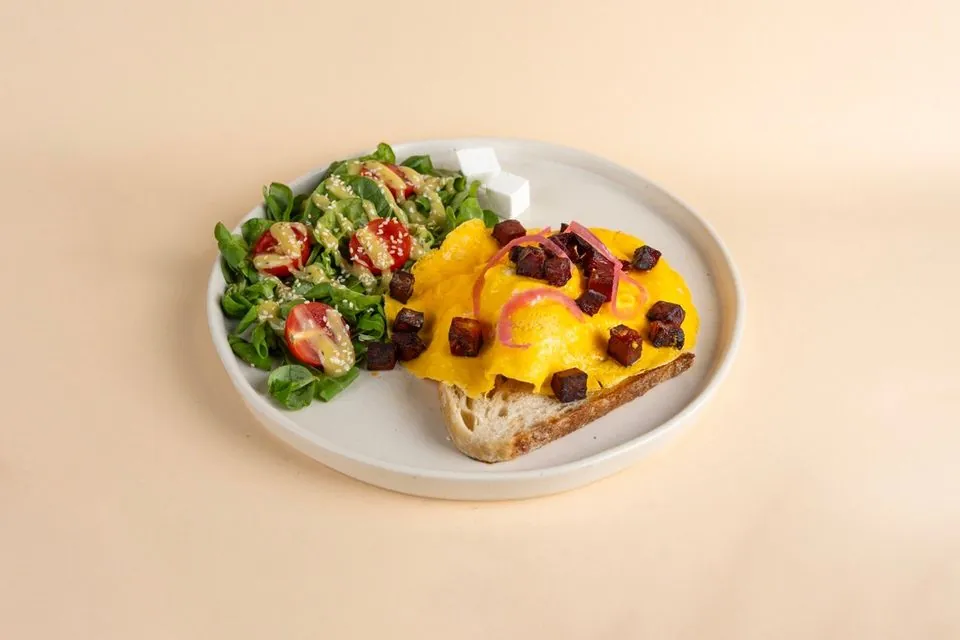 Omletă cu chorizo și salată