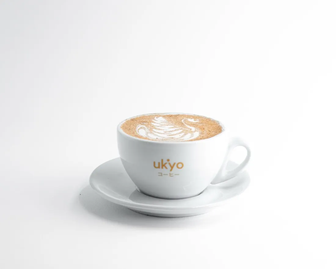 Cappuccino în ceașca ukyo cu inscripția コーヒー