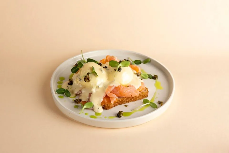 Eggs royale cu somon afumat și sos olandez