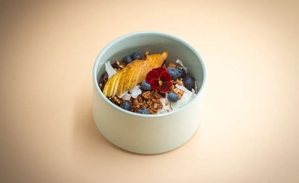 Granola bowl cu iaurt grecesc și fructe
