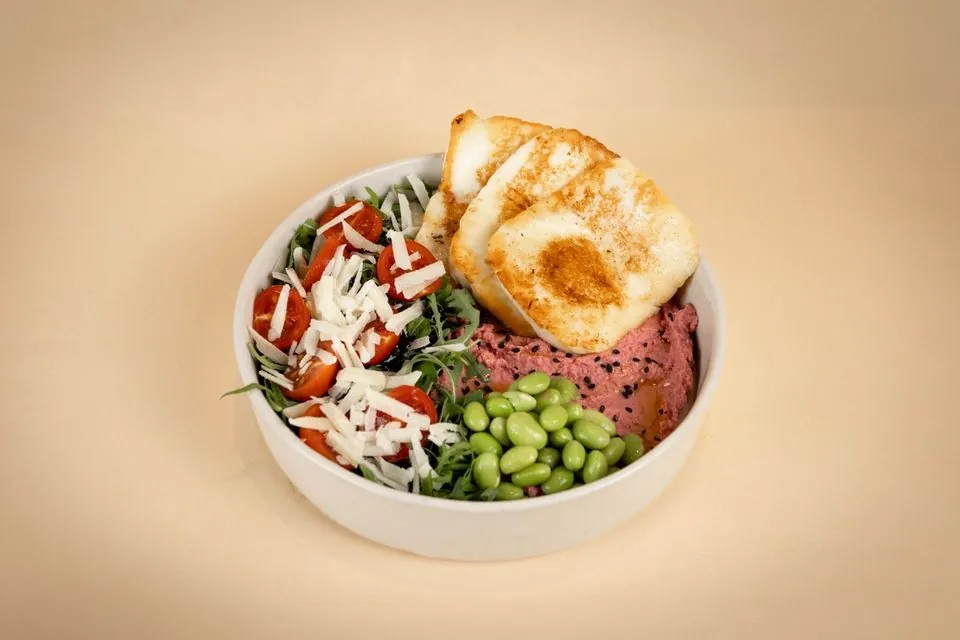 Halloumi bowl cu rucola și hummus