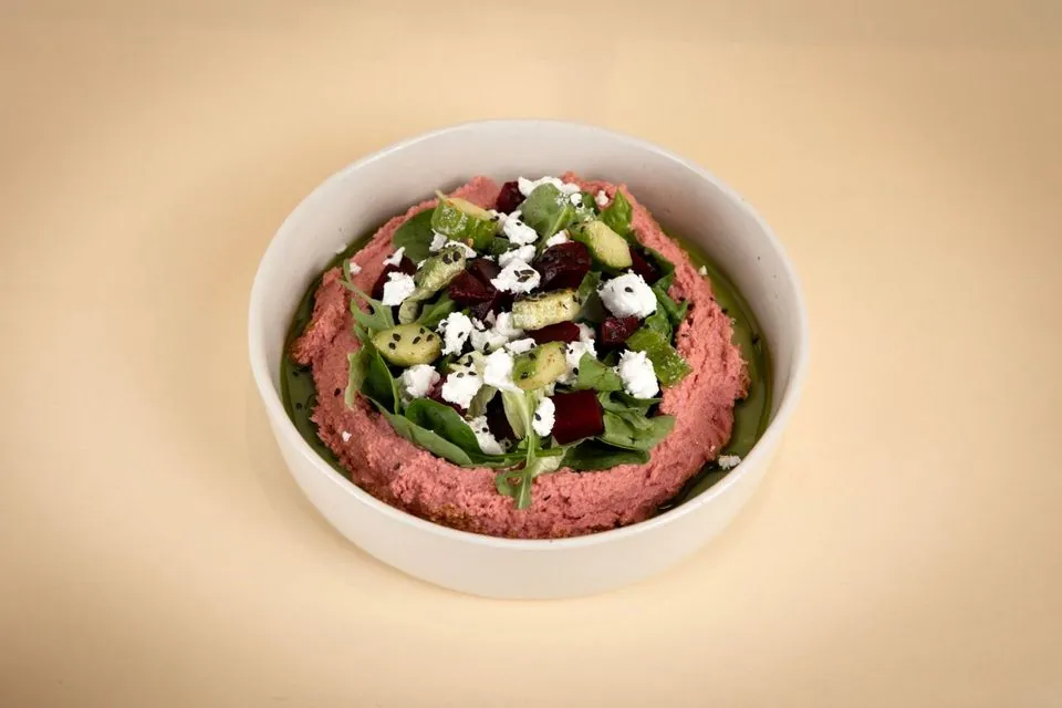Hummus de sfeclă cu feta