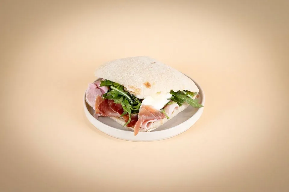 Ciabatta cu prosciutto și mozzarella