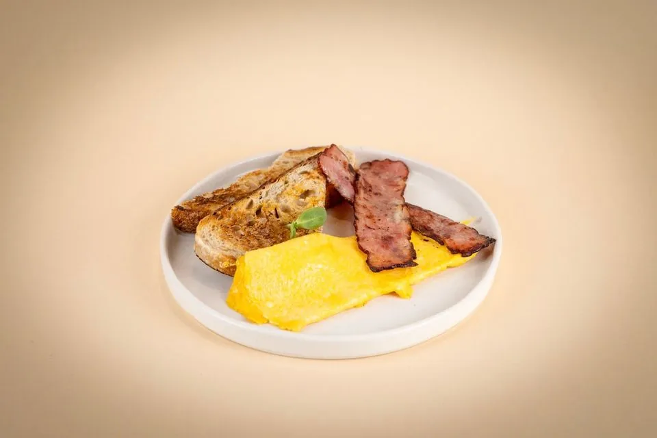 Meniu pentru copii cu ouă scrambled și bacon