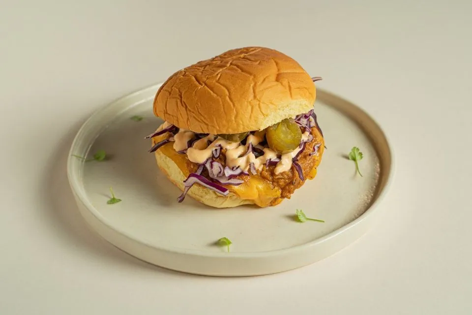 Sandwich cu pulled pork și coleslaw