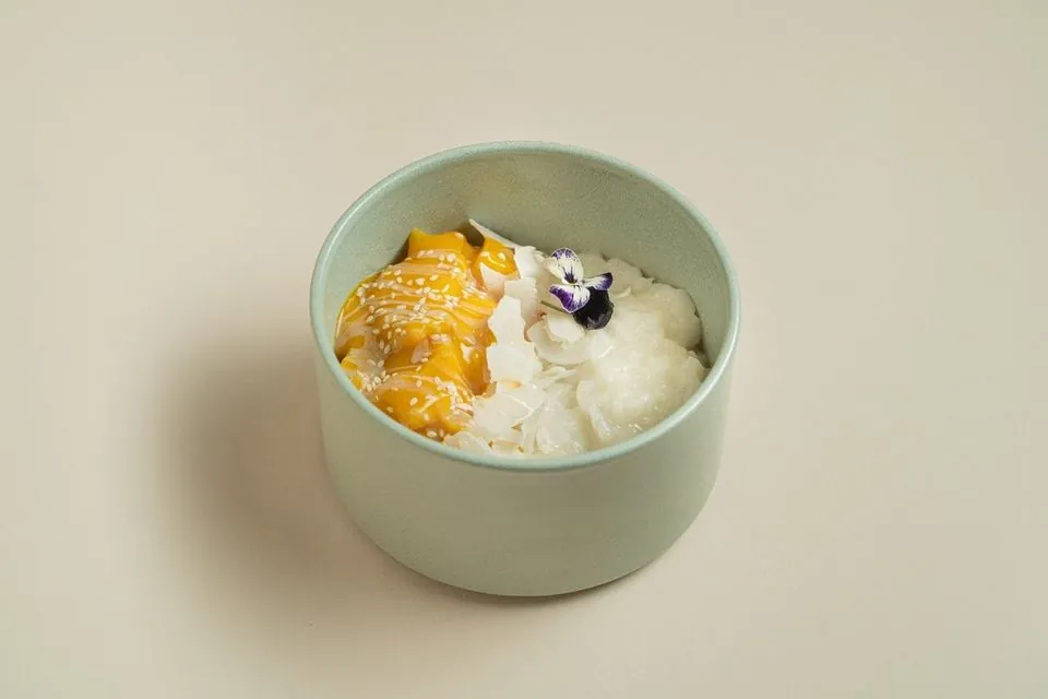 Sticky mango rice cu lapte de cocos