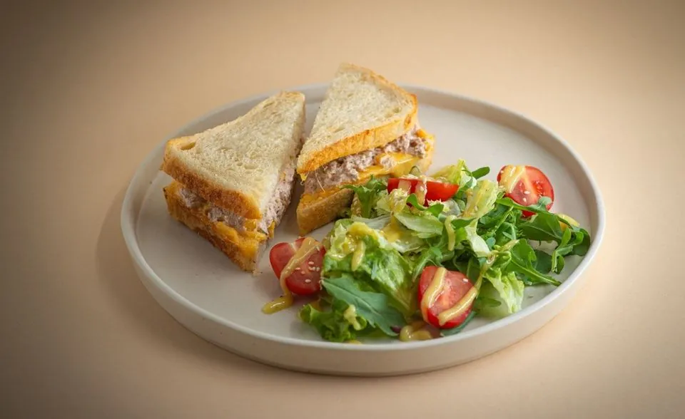 Tuna melt cu salată
